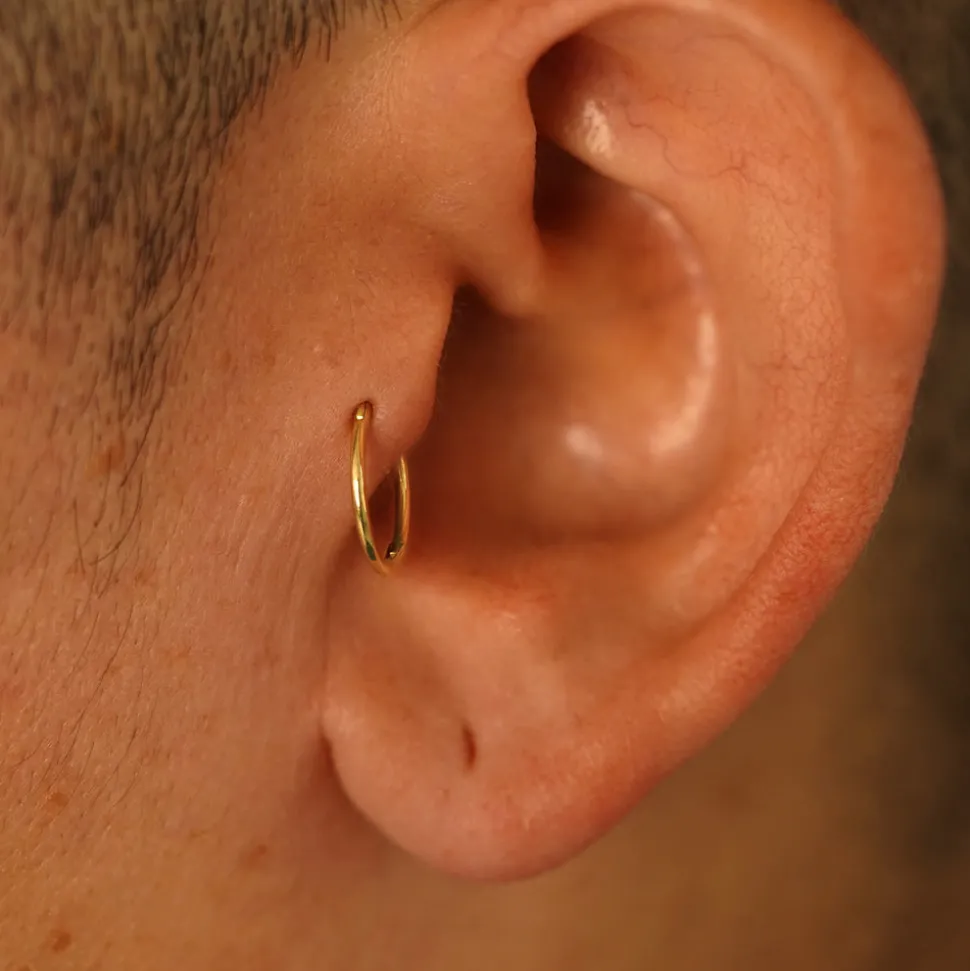 Medium Seamless Huggie Hoops / Piercing