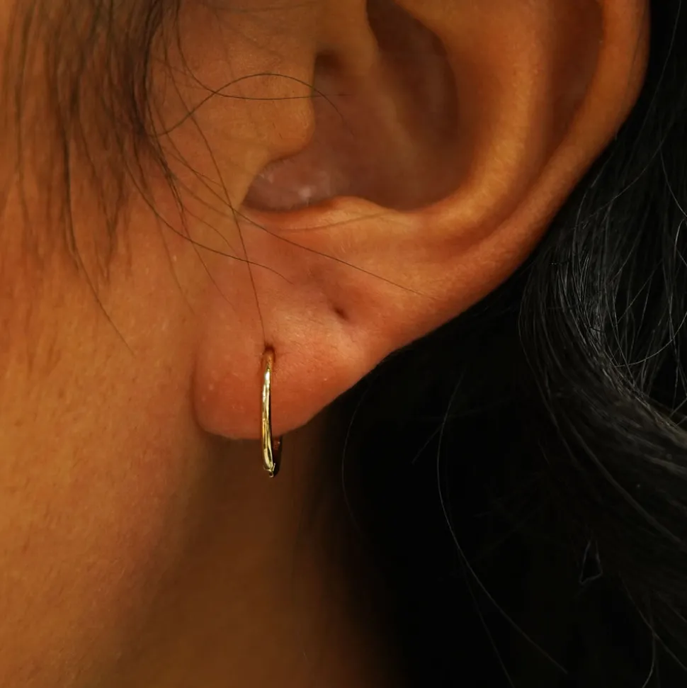 Medium Seamless Huggie Hoops / Piercing
