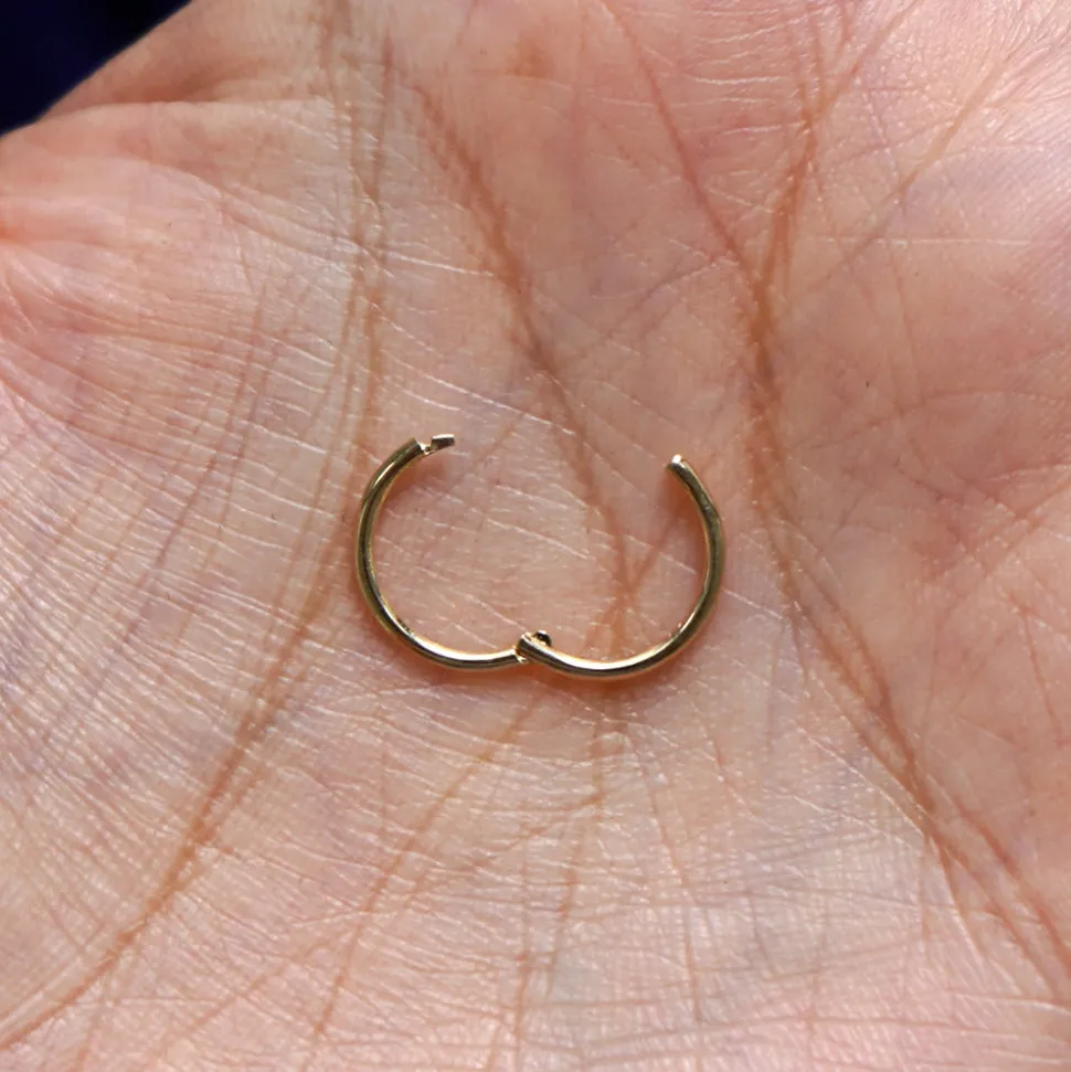 Medium Seamless Huggie Hoops / Piercing