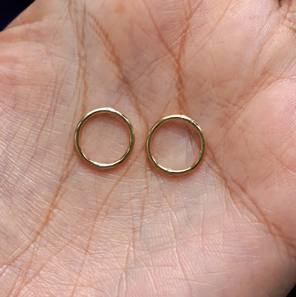 Medium Seamless Huggie Hoops / Piercing