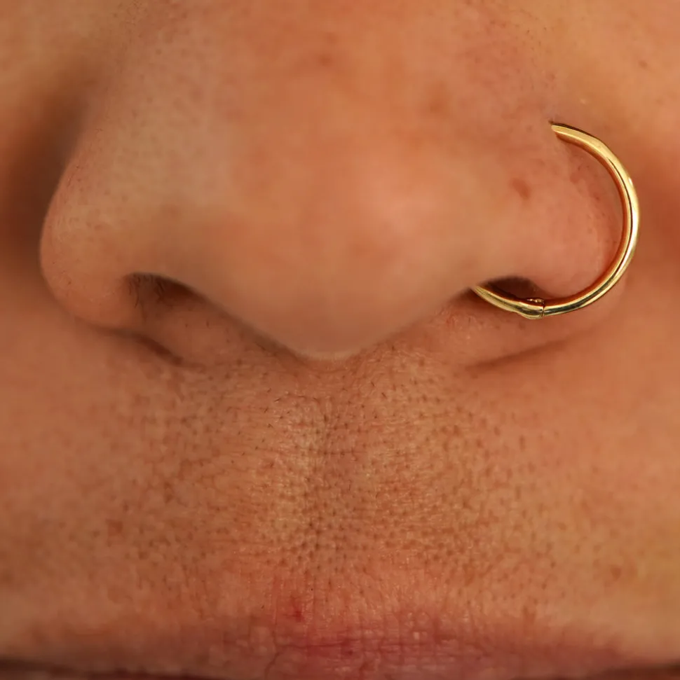 Medium Seamless Huggie Hoops / Piercing